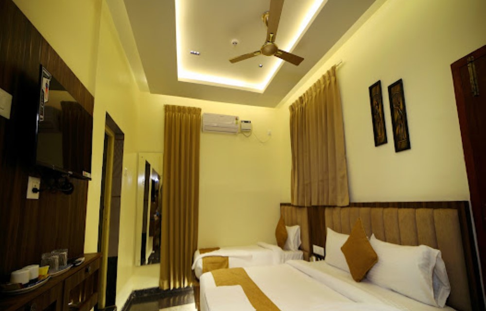 Triple Bed AC Room in Dindigul